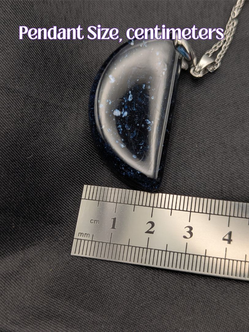 Size example pic of pendant size in centimeters, showing pendant is about 2 cm wide.