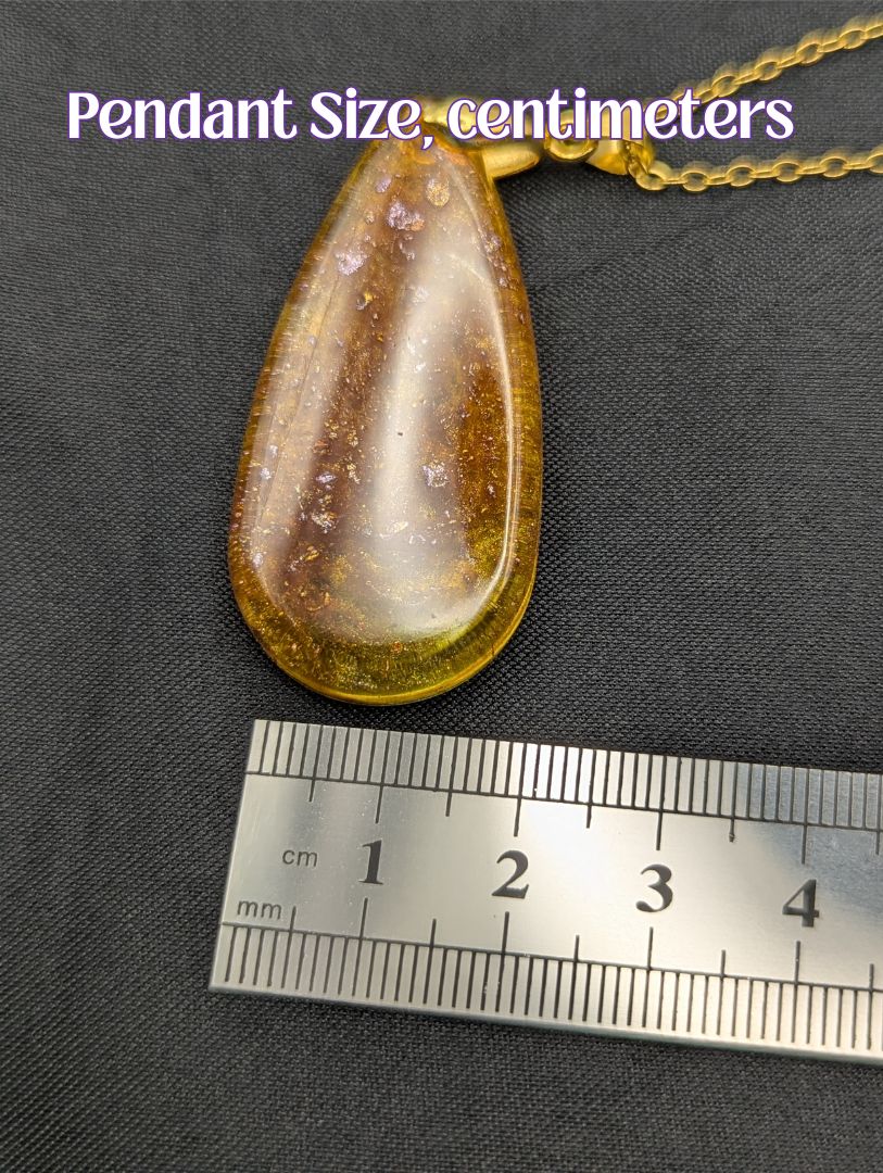 Size example pic of pendant size in centimeters, showing pendant is about 2 centimeters wide.