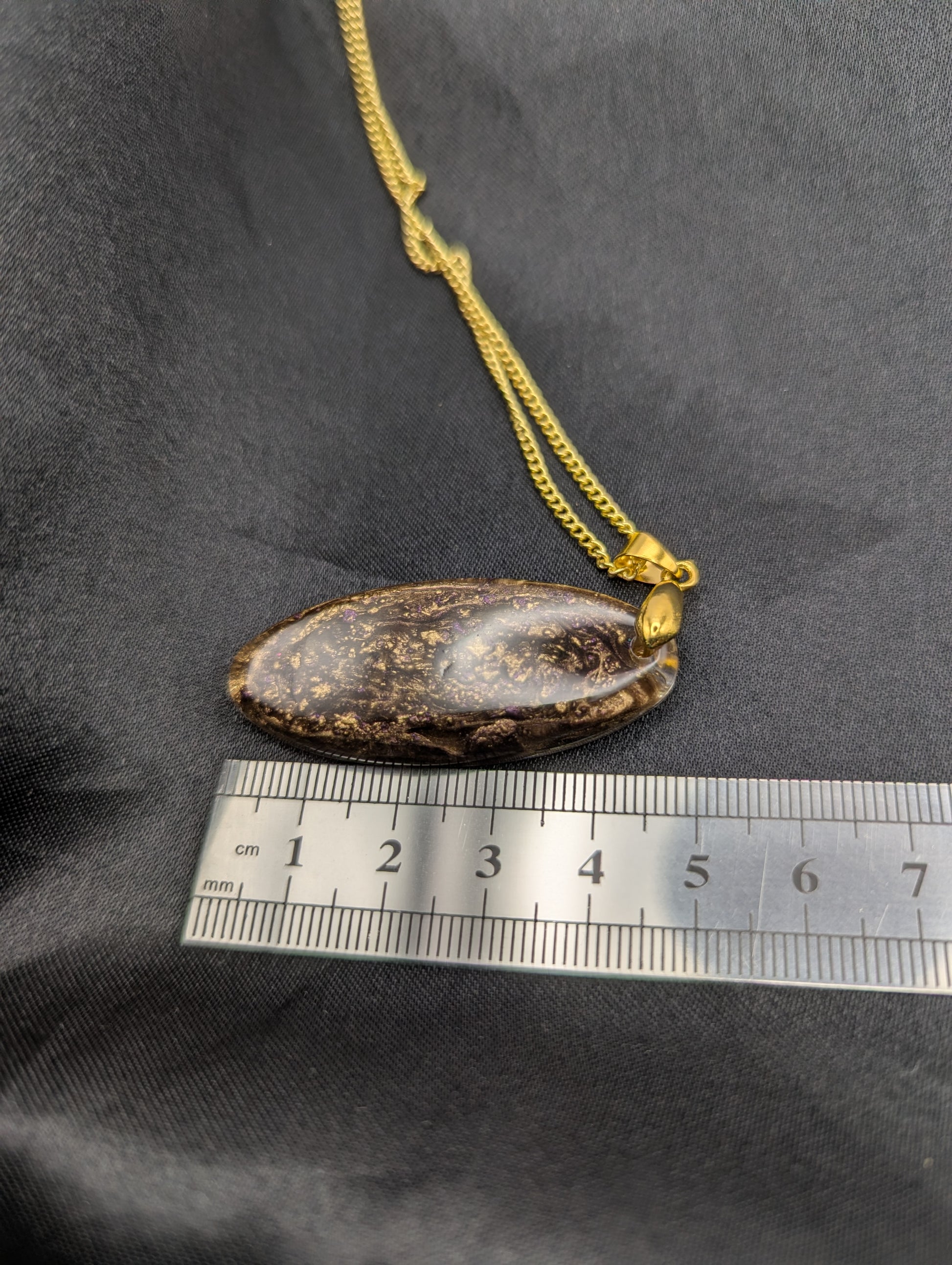 Size example pic of pendant size in centimeters, showing pendant is about 4.5 centimeters long