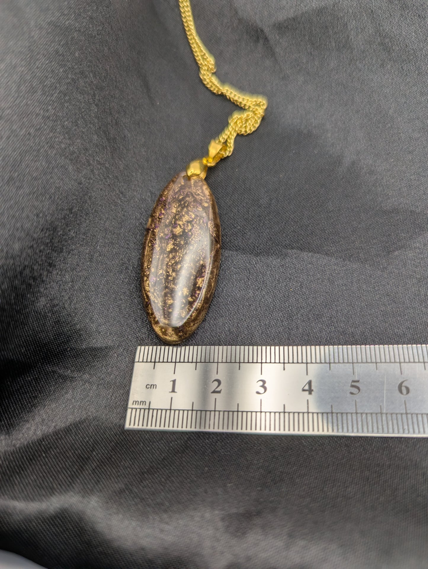 Size example pic of pendant size in centimeters, showing pendant is about 1.5 centimeters wide