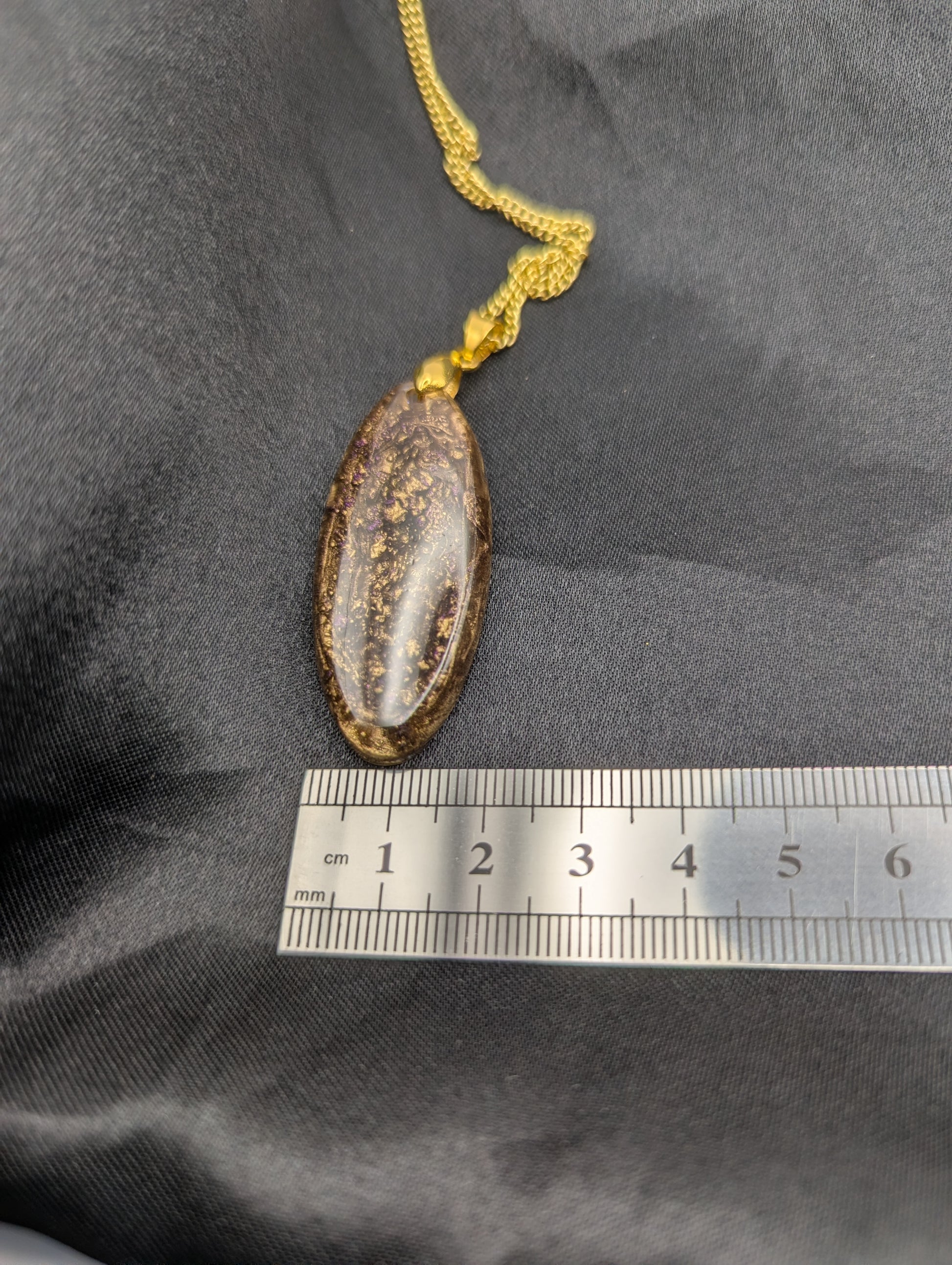 Size example pic of pendant size in centimeters, showing pendant is about 1.5 centimeters wide