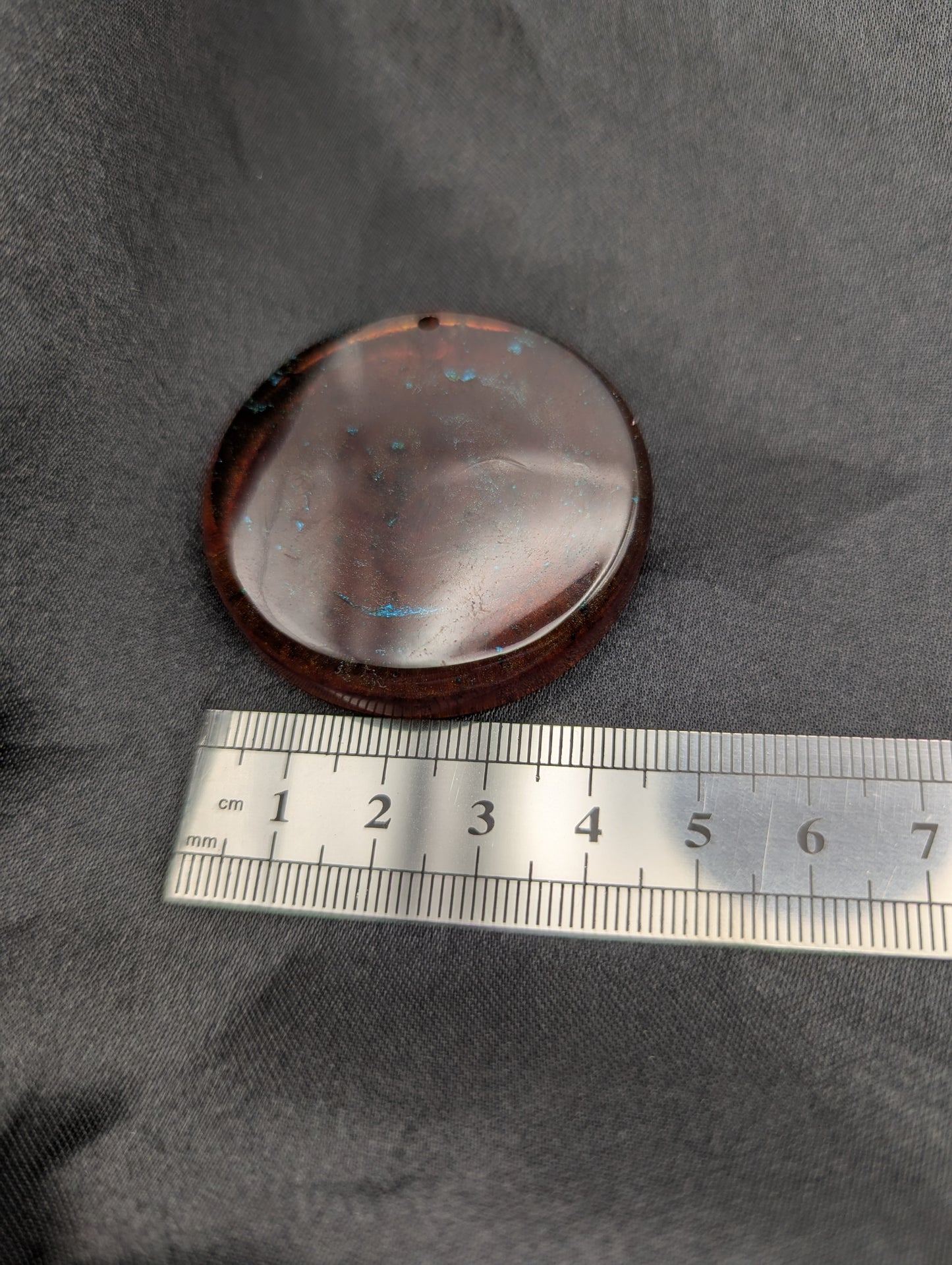 Size example pic of pendant size in centimeters, showing pendant is about 4.5 centimeters diameter.