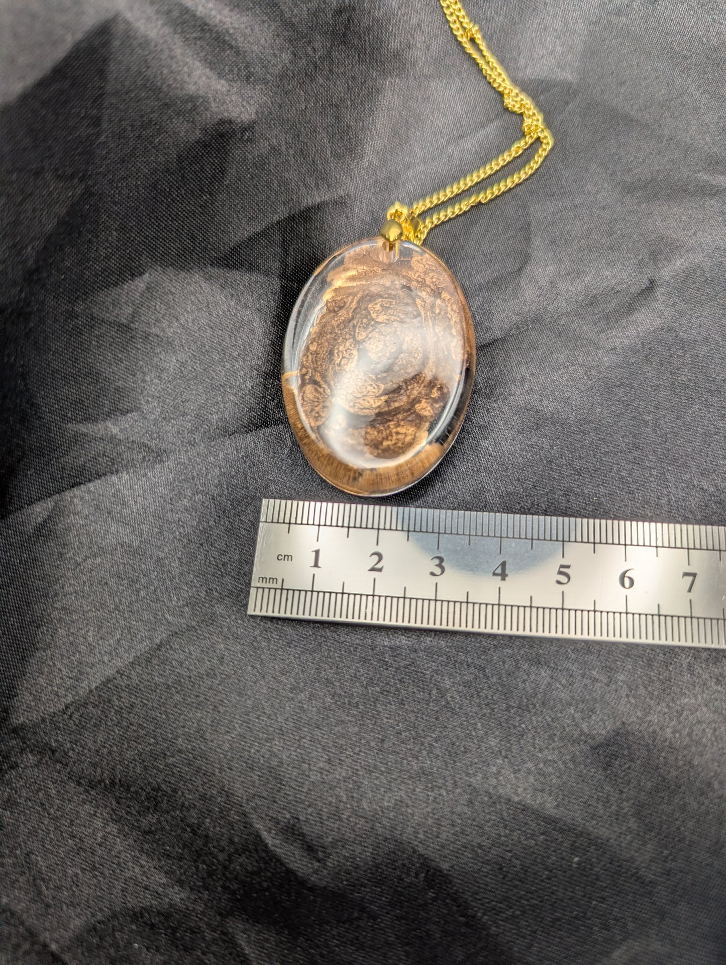 Size example pic of pendant size in centimeters, showing pendant is about 3 centimeters wide.