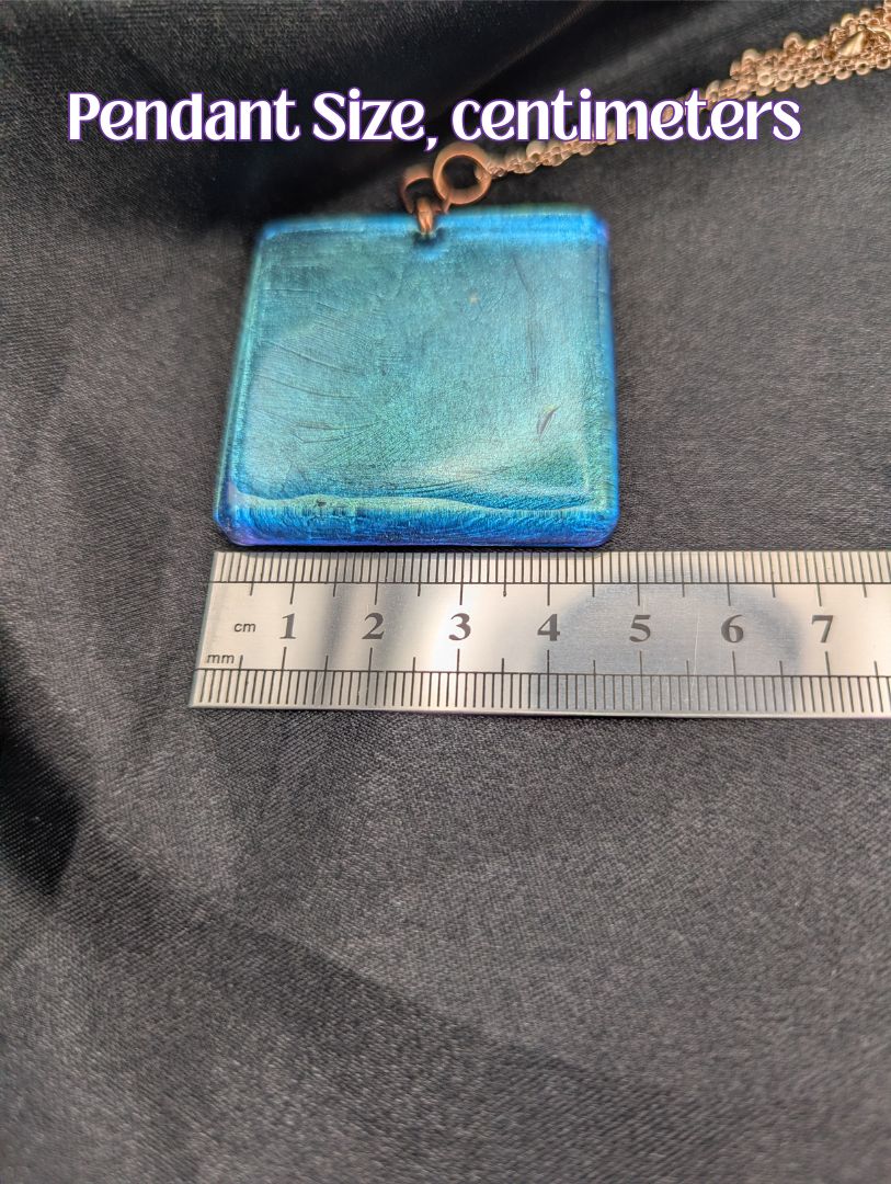 Size example pic of pendant size in centimeters, showing pendant is about 4.5 centimeters wide.