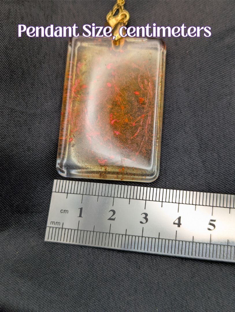 Size example pic of pendant size in centimeters, showing pendant is about 3 centimeters wide