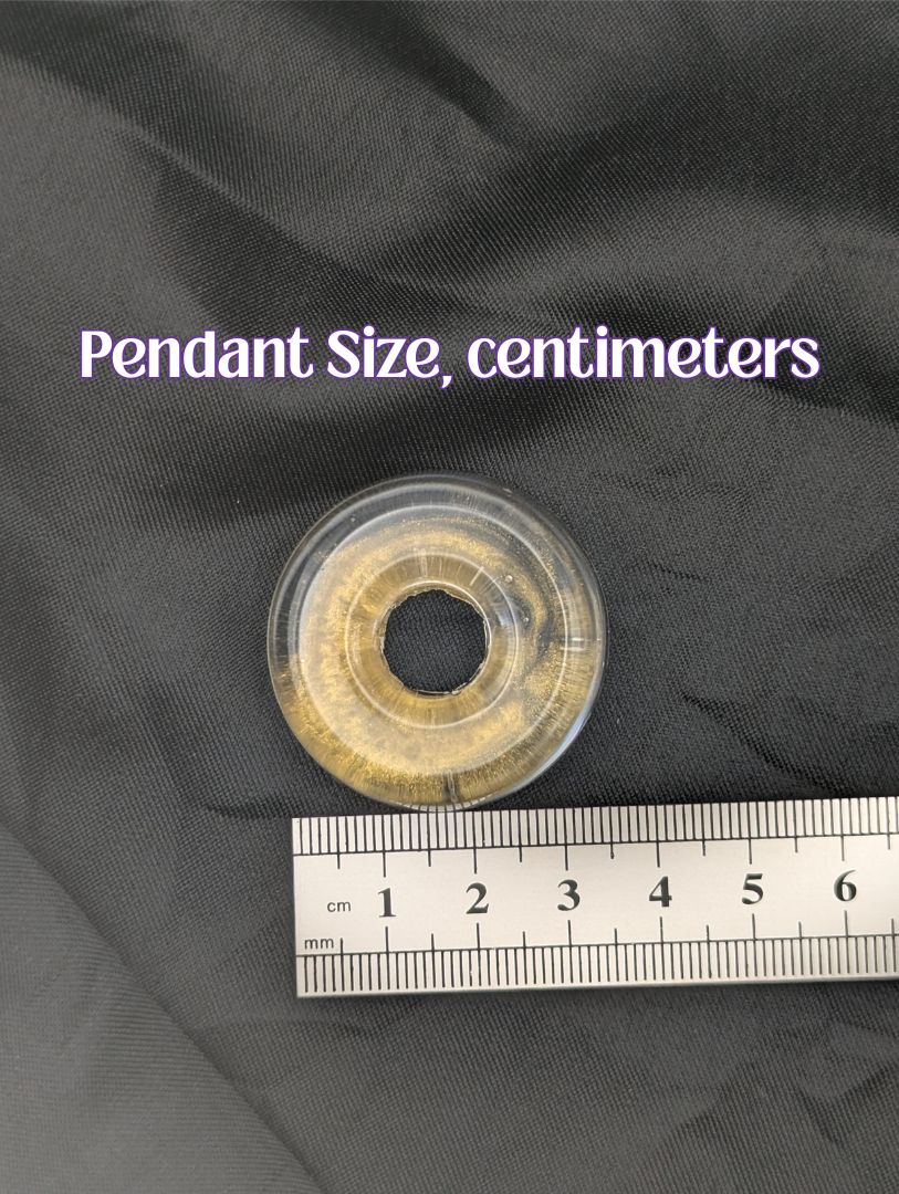 Size example pic of pendant size in centimeters, showing pendant is about 3.5 centimeters diameter.