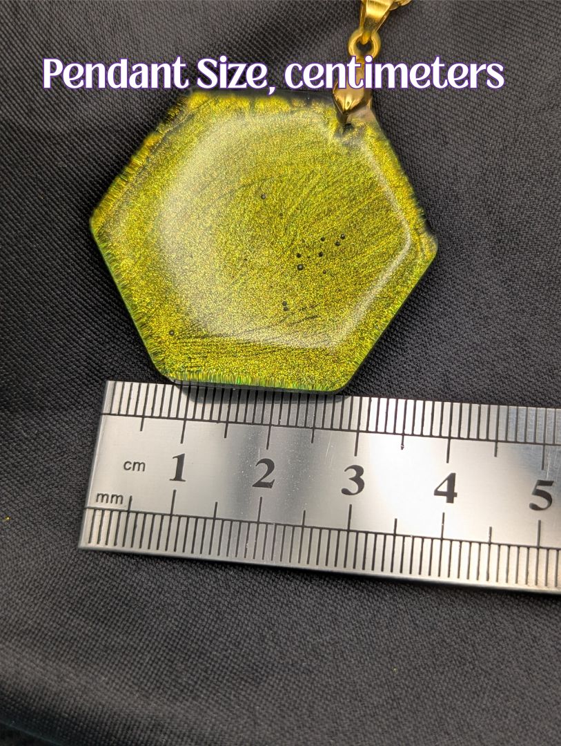 Size example pic of pendant size in centimeters, showing pendant is about 3.5 cm across.
