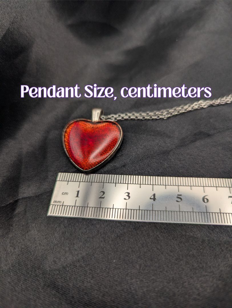 Size example pic of pendant size in centimeters, showing pendant is about 2.5 centimeters wide