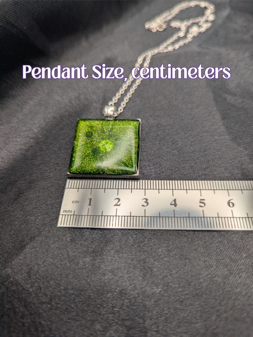 Size example pic of pendant size in centimeters, showing pendant is about 2.5 centimeters wide