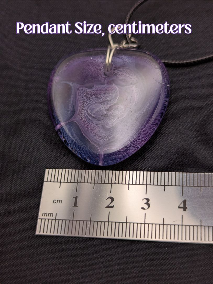 Size example pic of pendant size in centimeters, showing pendant is about 3.5 centimeters across.