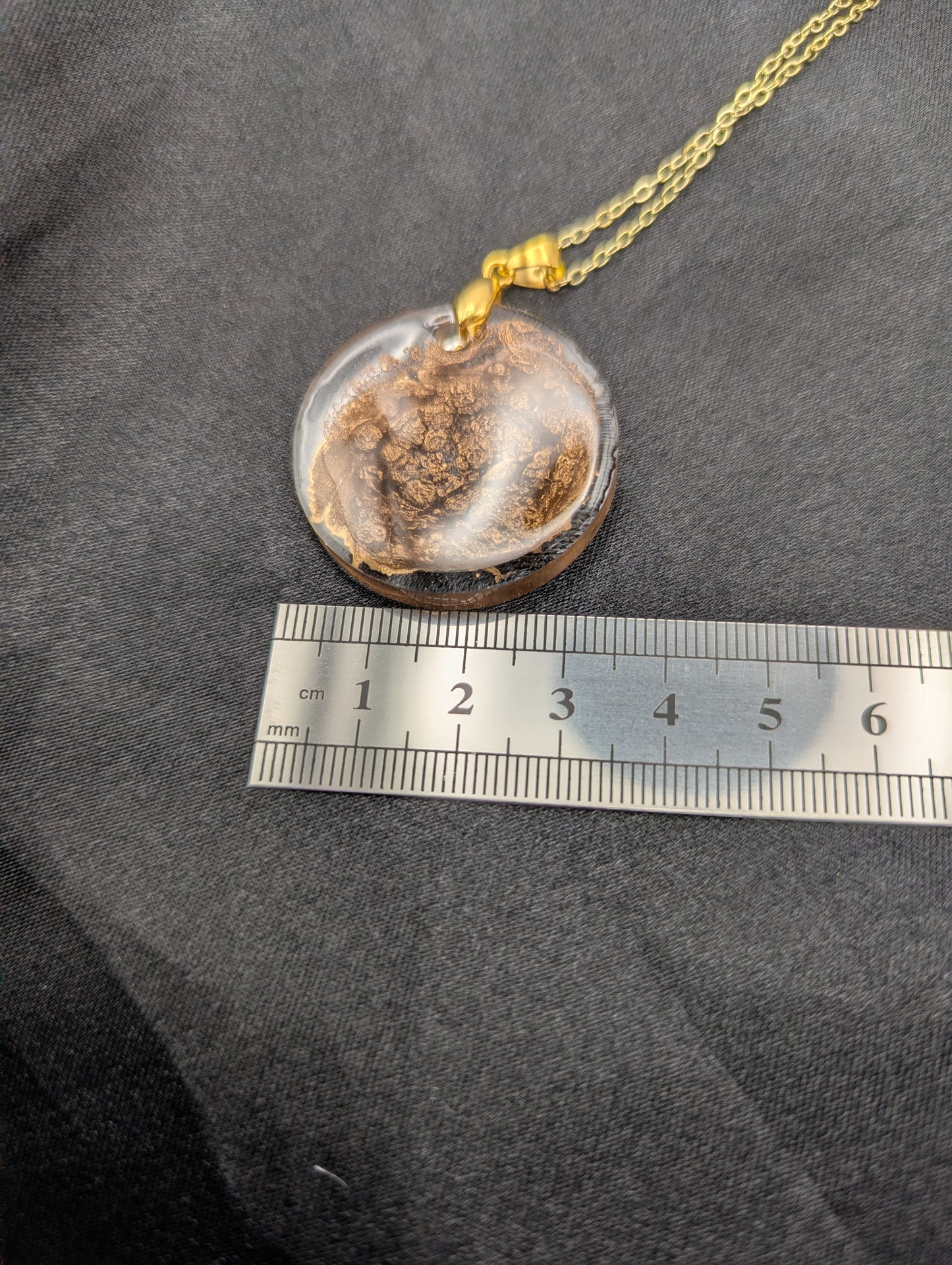 Size example pic of pendant size in centimeters, showing pendant is about 3.5 cm diameter.