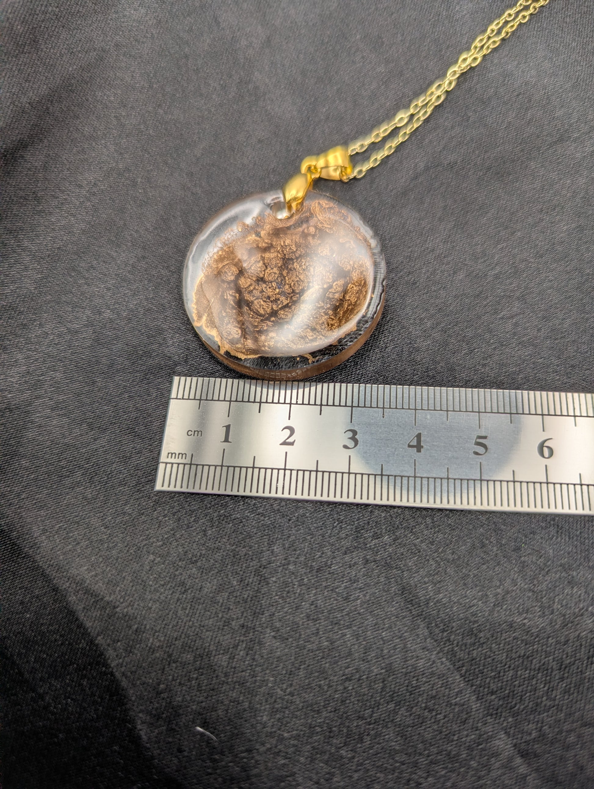 Size example pic of pendant size in centimeters, showing pendant is about 3.5 cm diameter.