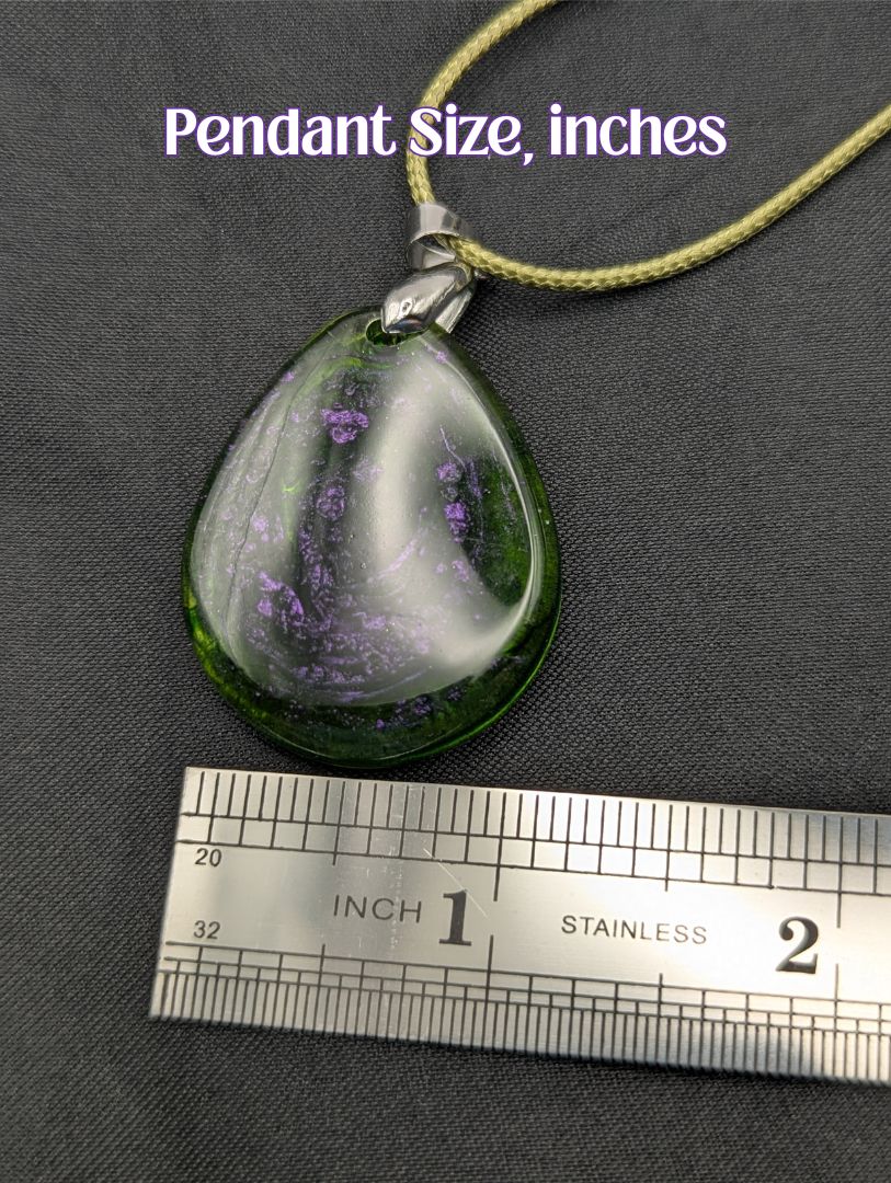 Size example pic of pendant size in inches, showing pendant is about 1 inch wide.