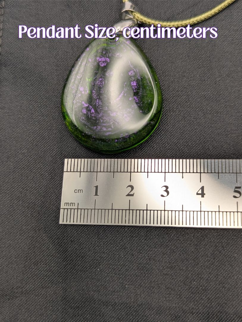 Size example pic of pendant size in centimeters, showing pendant is about 3 cm wide.