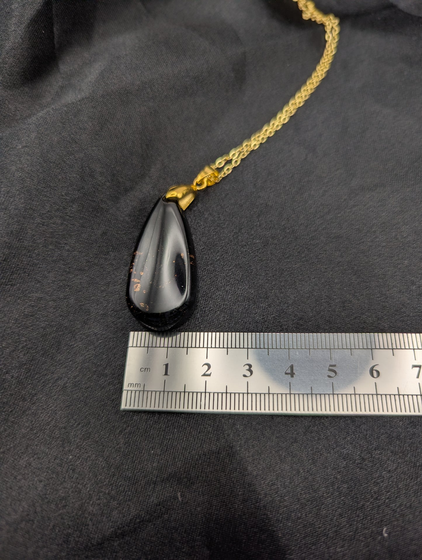 Size example pic of pendant size in centimeters, showing pendant is about 1.5 centimeters wide at base