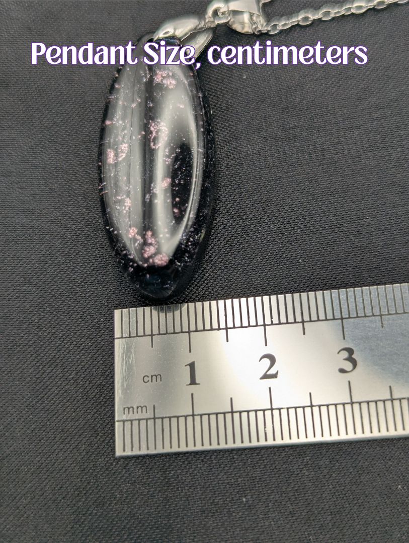 Size example pic of pendant size in centimeters, showing pendant is about 1.25 centimeters wide.