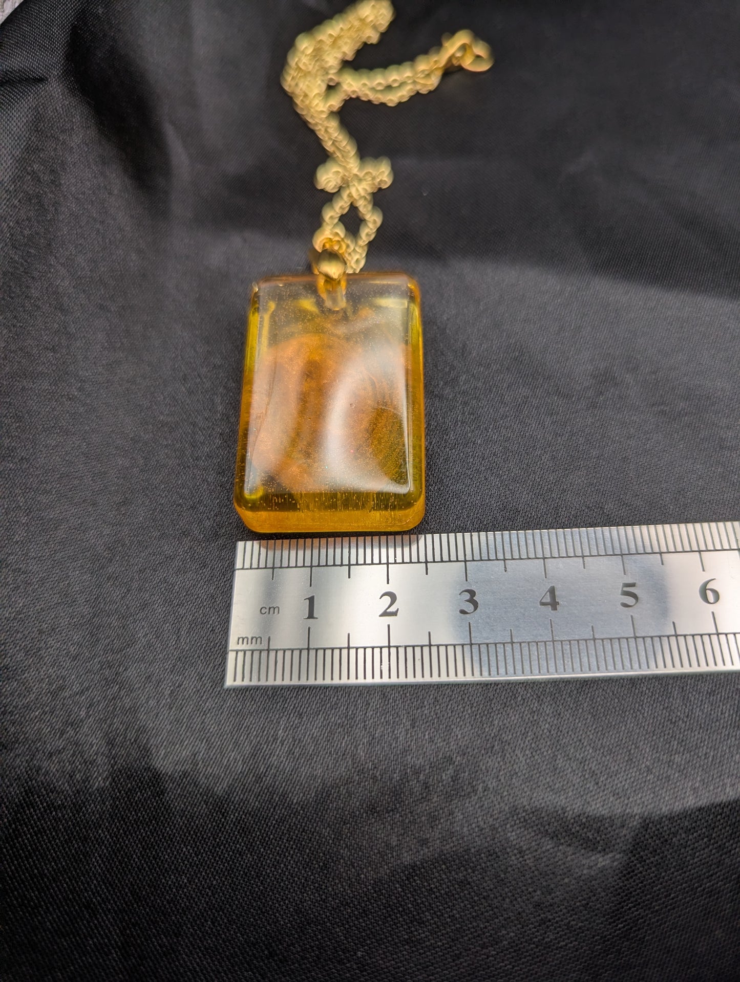 Size example pic of pendant size in centimeters, showing pendant is about 2.5 centimeters wide