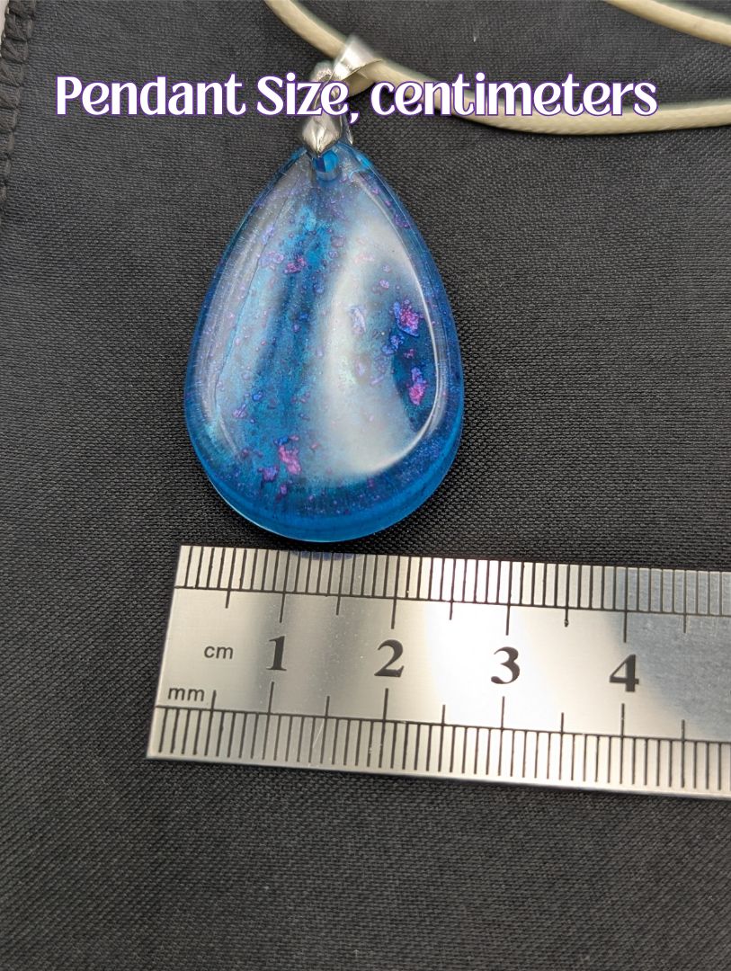 Size example pic of pendant size in centimeters, showing pendant is about 2.5 cm wide.