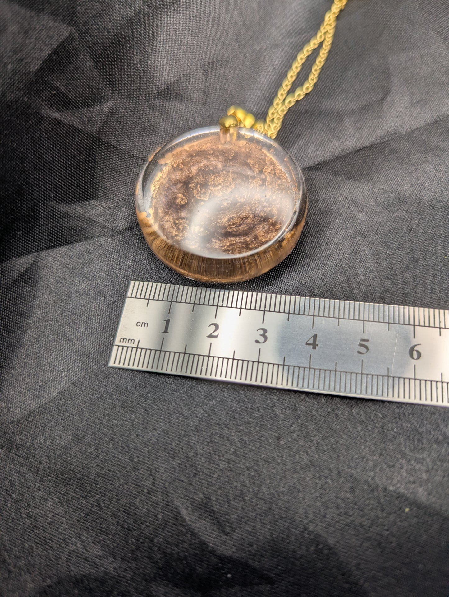 Size example pic of pendant size in centimeters, showing pendant is about 3.5 centimeters diameter.